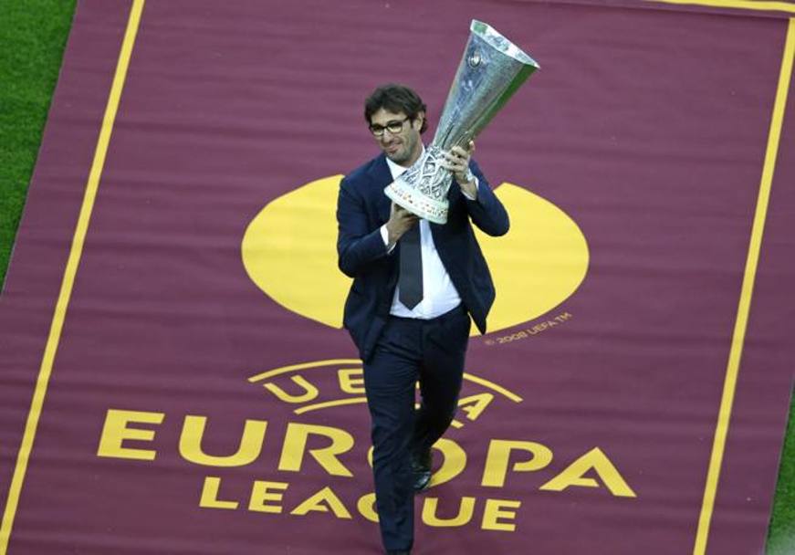 Ciro Ferrara col trofeo. Ap